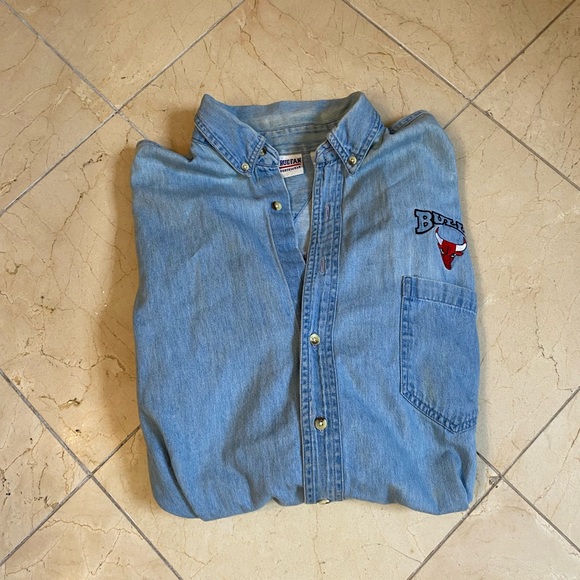 VTG Chicago Bulls Embroidered Logo Light Wash Button Down Shirt Men's XL - Picture 6 of 8